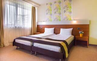 Отель Hotel Forum София Двухместный номер Делюкс с 2 отдельными кроватями и диваном-кроватью - Бесплатная поздняя регистрация отъезда-1