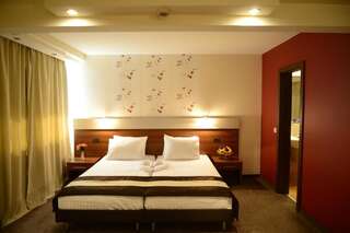 Отель Hotel Forum София Двухместный номер Делюкс с 2 отдельными кроватями и диваном-кроватью - Бесплатная поздняя регистрация отъезда-5